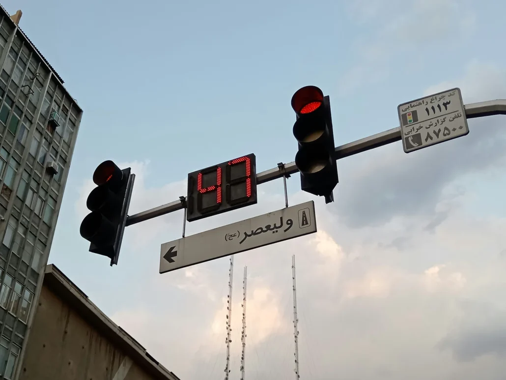 چراغ راهنمایی رانندگی فرماندهی نصب شده روی پایه